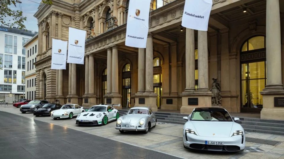 Des voitures Porsche devant la Bourse de Francfort le jour de l’introduction Des voitures Porsche devant la Bourse de Francfort le jour de l’introduction